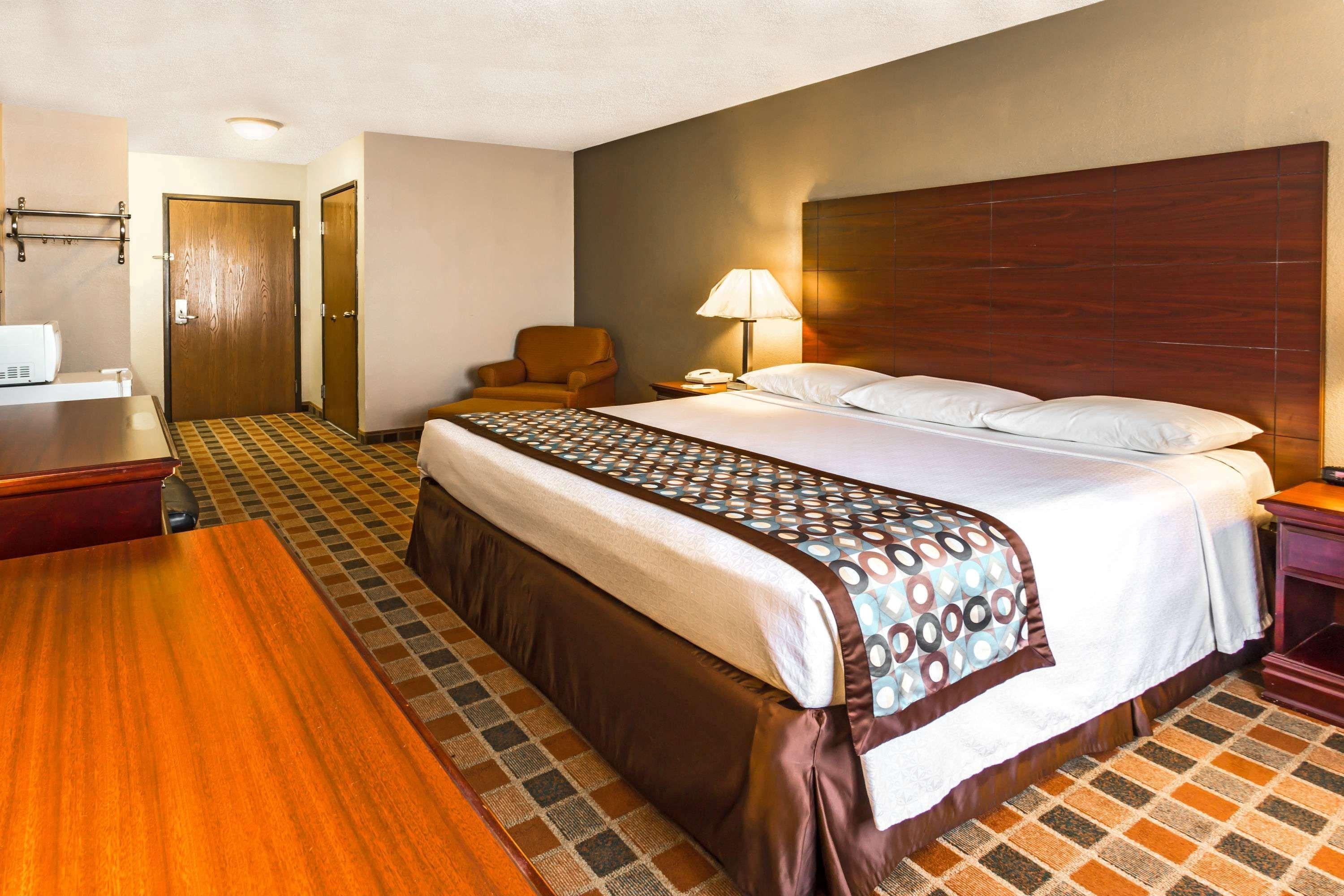 Super 8 By Wyndham Frankfort In Exterior photo